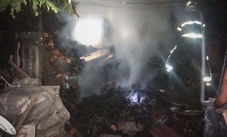 На Буковині рятувальники врятували житловий будинок від вогню