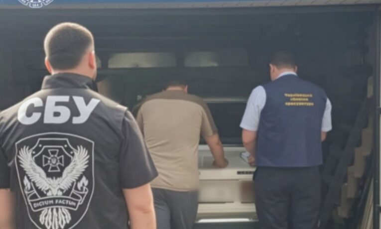 На Буковині в.о. міського голови підозрюють у хабарі 3000 доларів за дозвіл на розміщення кіоску