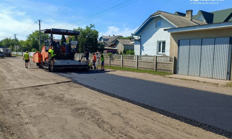 На автошляху Чернівці – КПП «Руська» ремонтують дорожнє покриття