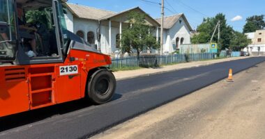 На Буковині продовжують ремонт доріг: від початку сезону відновили понад 162 тисячі квадратних метрів покриття