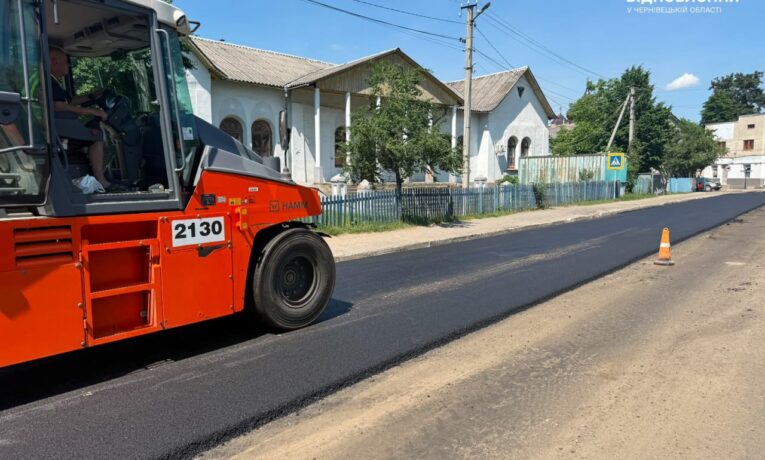 На Буковині продовжують ремонт доріг: від початку сезону відновили понад 162 тисячі квадратних метрів покриття