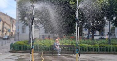 У Чернівцях через спеку запрацювали розпилювачі води на центральних площах міста