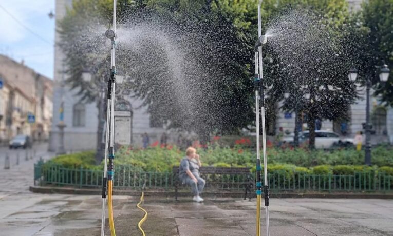 У Чернівцях через спеку запрацювали розпилювачі води на центральних площах міста