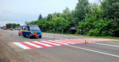На Буковині тривають роботи з утримання доріг: ремонтують покриття та оновлюють розмітку