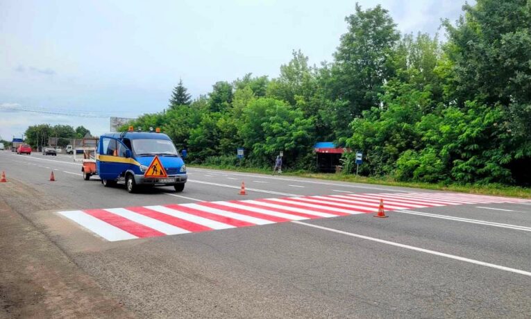 На Буковині тривають роботи з утримання доріг: ремонтують покриття та оновлюють розмітку