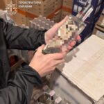 На Буковині судитимуть власника магазину за збут понад 3,2 тис. пляшок контрафактної горілки