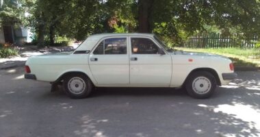 Від ГАЗ 1996 року до Mercedes за 2,5 млн: який автопарк має Чернівецька ОВА та скільки витрачає на його утримання