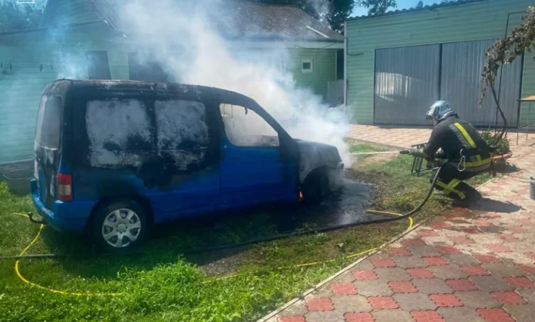 У Мамаївцях на Буковині повністю згорів автомобіль Peugeot Partner