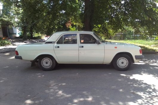 Від ГАЗ 1996 року до Mercedes за 2,5 млн: який автопарк має Чернівецька ОВА та скільки витрачає на його утримання