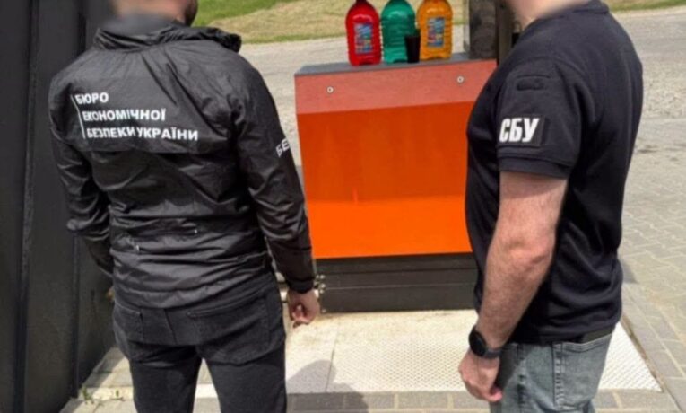 На Буковині судитимуть чоловіка, який майже рік торгував контрафактним дизпаливом на АЗС