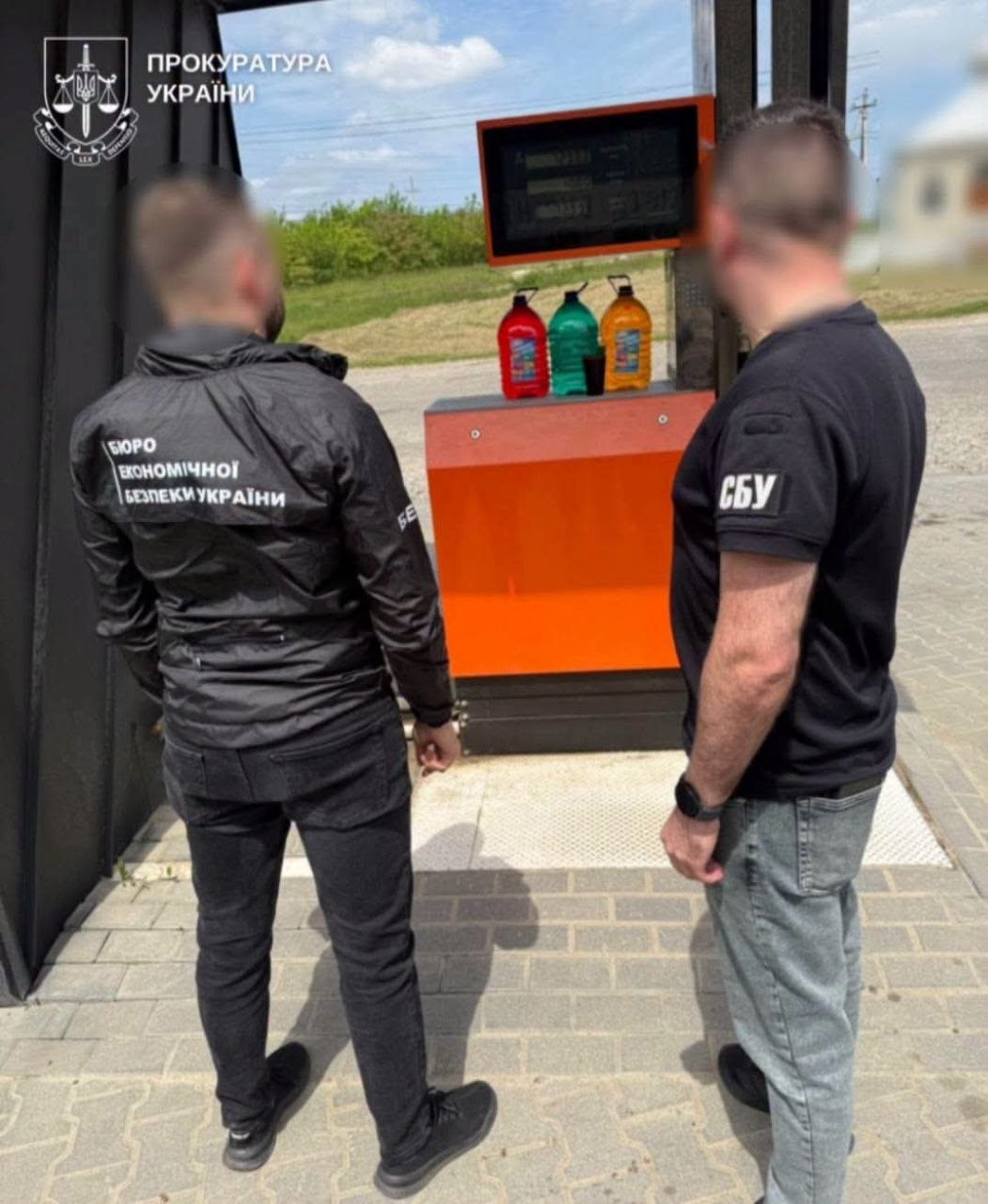 На Буковині судитимуть чоловіка, який майже рік торгував контрафактним дизпаливом на АЗС