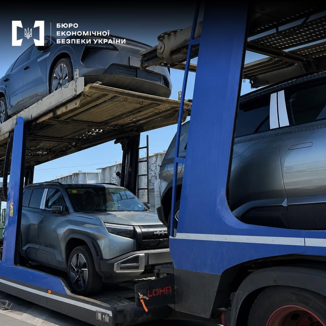 На Буковині судитимуть чоловіка за спробу ввезти електромобілі за підробленими документами