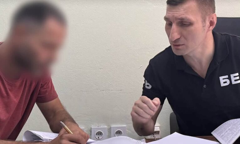 На Буковині громадянина Молдови підозрюють у контрабанді сигарет під виглядом полуниці