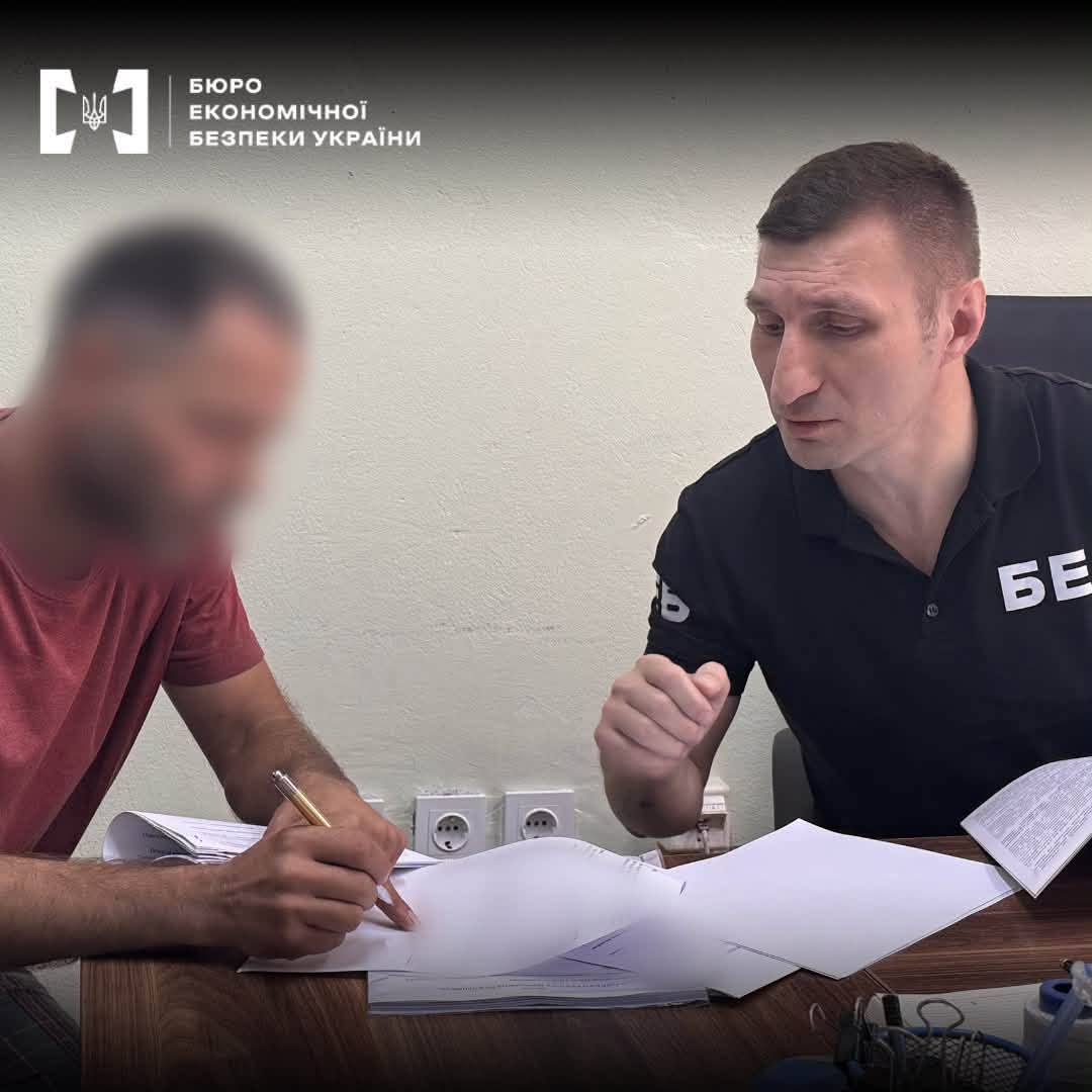На Буковині громадянина Молдови підозрюють у контрабанді сигарет під виглядом полуниці