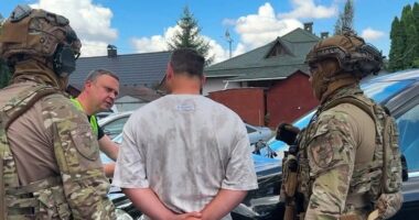 Буковинцю оголосили підозру за організацію незаконного переправлення чоловіків до Румунії
