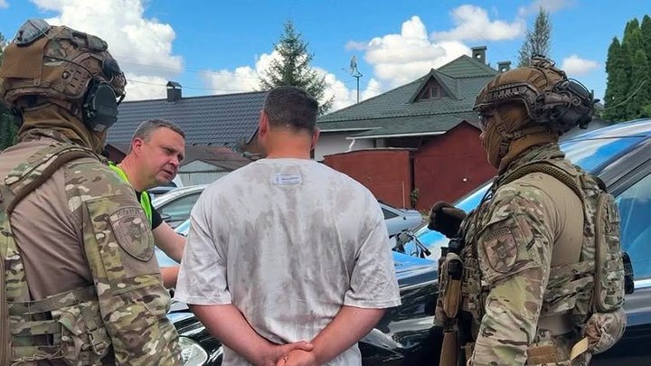 Буковинцю оголосили підозру за організацію незаконного переправлення чоловіків до Румунії