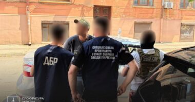 На Буковині правоохоронця підозрюють в організації незаконного переправлення чоловіків за кордон