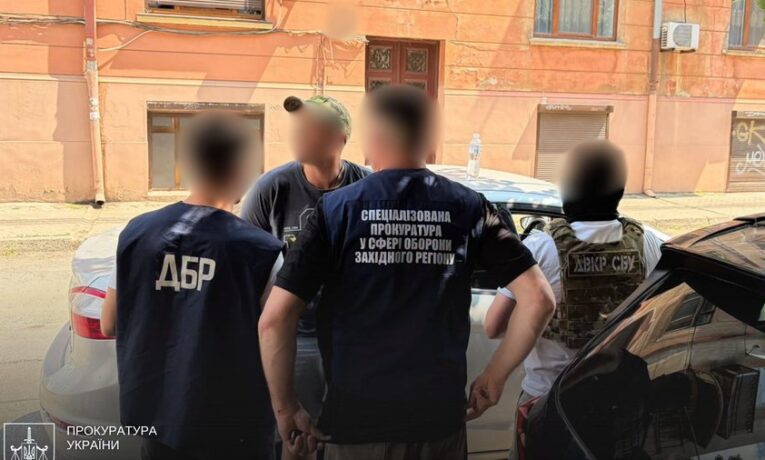 На Буковині правоохоронця підозрюють в організації незаконного переправлення чоловіків за кордон
