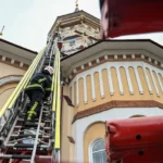 На Буковині під час ремонту загорівся купол церкви