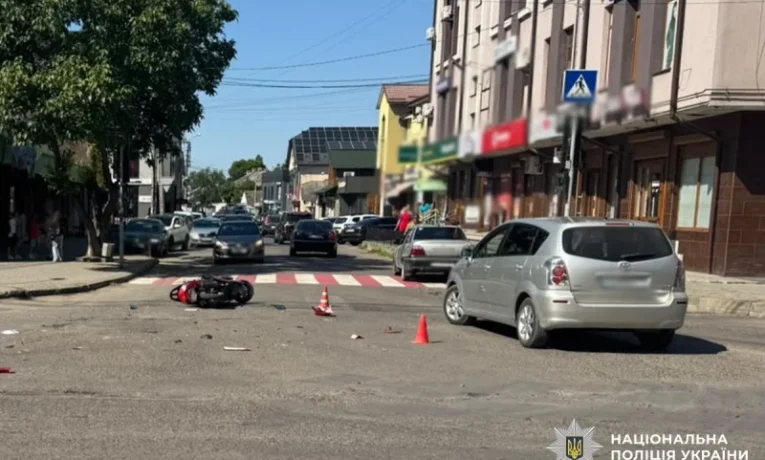 У Новоселиці зіткнулися легковик і мотоцикл: травмувалися 15-річний водій та пасажир