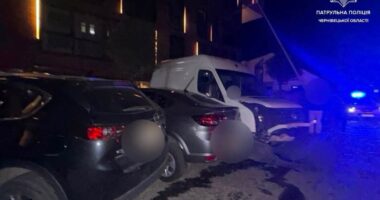 У Чернівцях нетверезий водій спричинив ДТП за участю чотирьох авто та врізався в електроопору