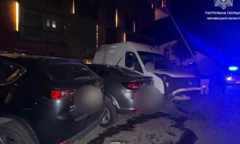 У Чернівцях нетверезий водій спричинив ДТП за участю чотирьох авто та врізався в електроопору