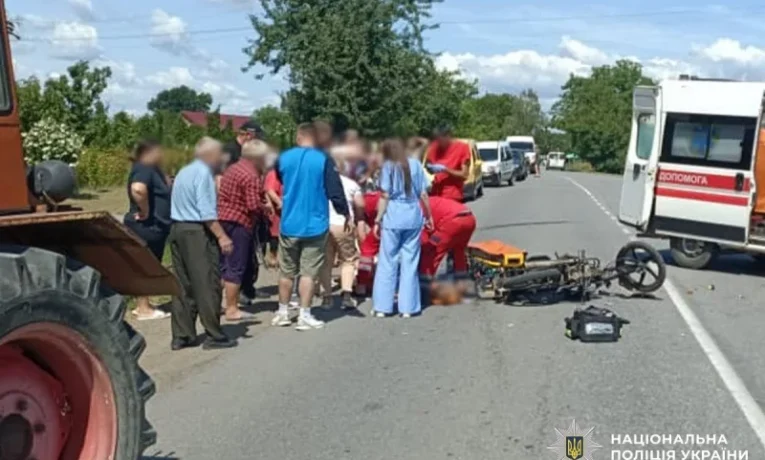 На Буковині в ДТП із трактором загинув 16-річний мотоцикліст