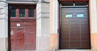 У центрі Чернівців відреставрували історичні двері на вулиці Українській