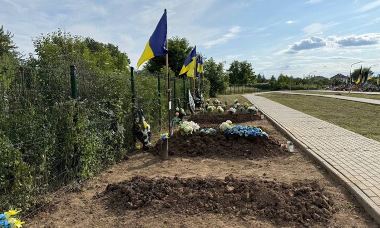 У Чернівцях ексгумували тіла двох військових, яких поховали як невпізнаних