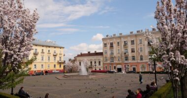 Скандал зі сходами на площі Філармонії в Чернівцях: у міськраді розповіли деталі