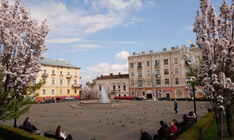 Скандал зі сходами на площі Філармонії в Чернівцях: у міськраді розповіли деталі