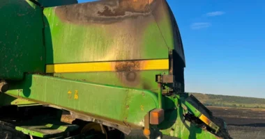 На Буковині під час жнив загорівся комбайн: вогонь охопив 2 гектари поля