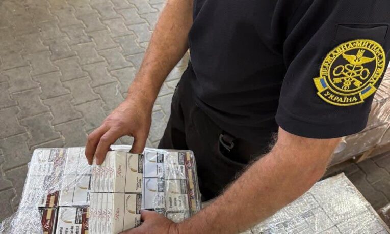 На Буковині митники викрили автоцистерну з контрабандними цигарками на понад 4,4 млн гривень