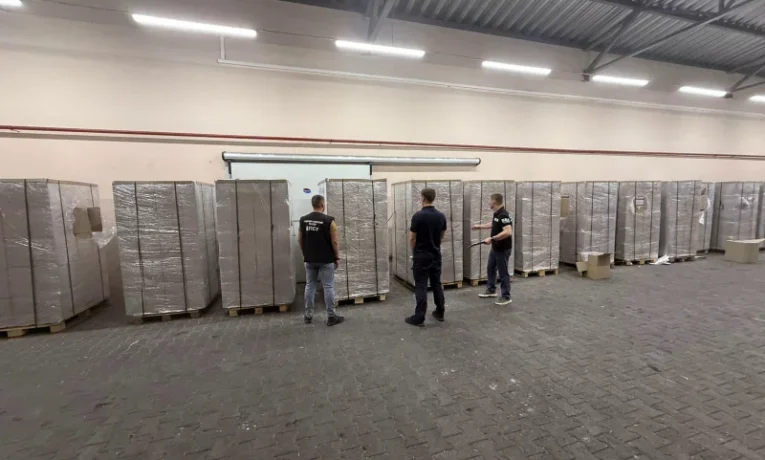 На «Мамализі» буковинські прикордонники викрили спробу перевезення 360 тисяч пачок сигарет під виглядом полуниці