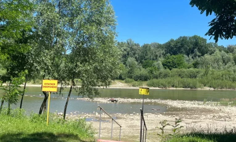 У Чернівцях не рекомендують купатися на міському пляжі через якість води