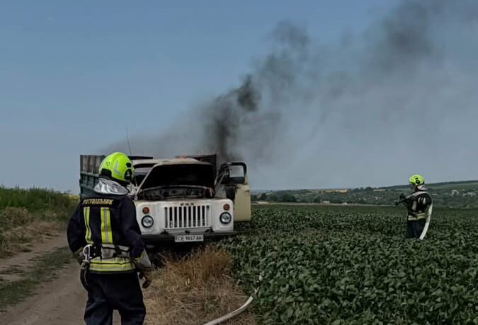 У селі на Буковині загорілася вантажівка