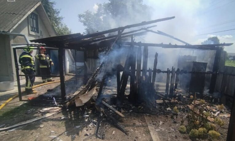 На Буковині за добу сталося три пожежі: у Чернівцях врятували чоловіка, у Вашківцях травмувалася жінка