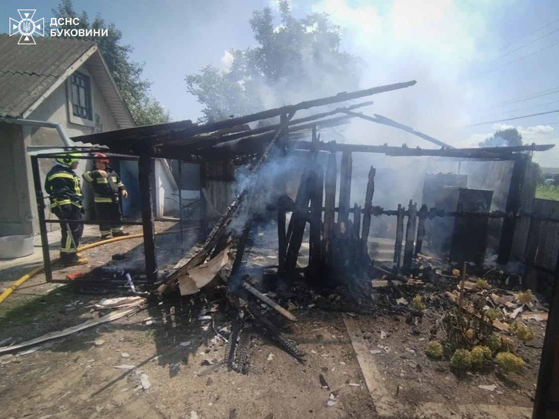 На Буковині за добу сталося три пожежі: у Чернівцях врятували чоловіка, у Вашківцях травмувалася жінка