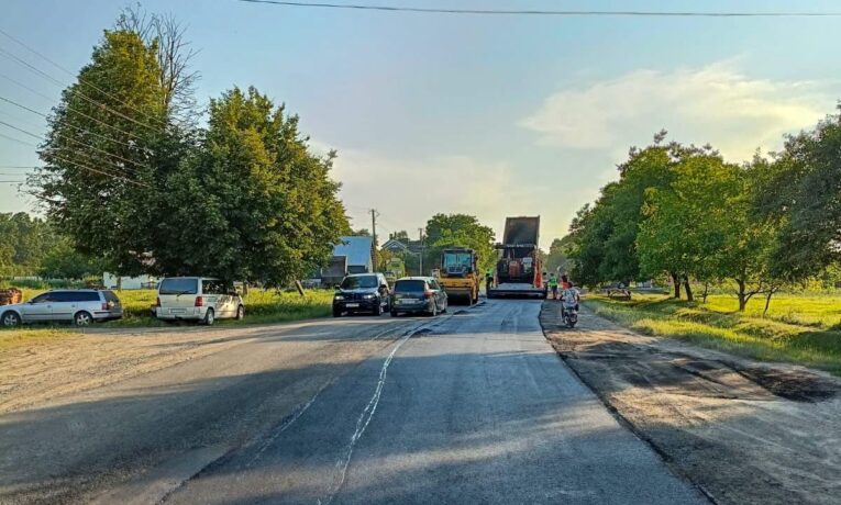На Буковині ремонтують трасу Чернівці – Вашківці – Путила: роботи тривають у Банилові