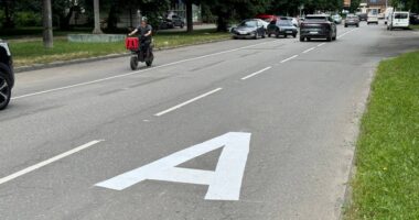 У Чернівцях на вулиці Скальда зробили окрему смугу для громадського транспорту