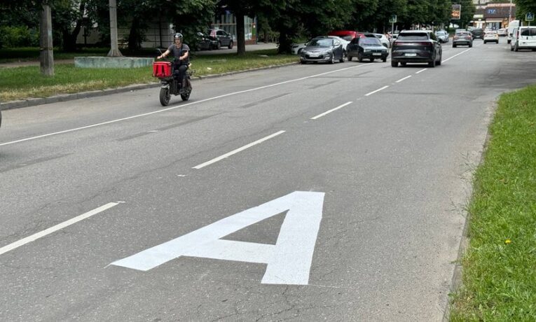 У Чернівцях на вулиці Скальда зробили окрему смугу для громадського транспорту
