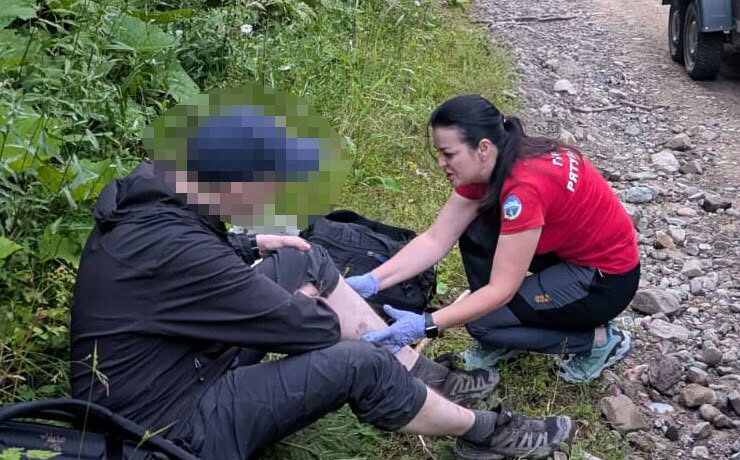 На Буковині гірські рятувальники допомогли травмованому туристу