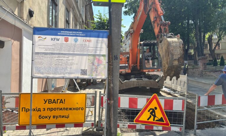 У Чернівцях на вулиці Вірменській будують водопровідну камеру: рух транспорту частково обмежено