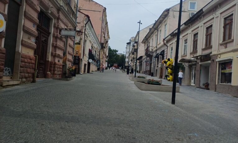 У Чернівцях майже завершили ремонт вулиці Заньковецької: вже уклали бруківку (фото)