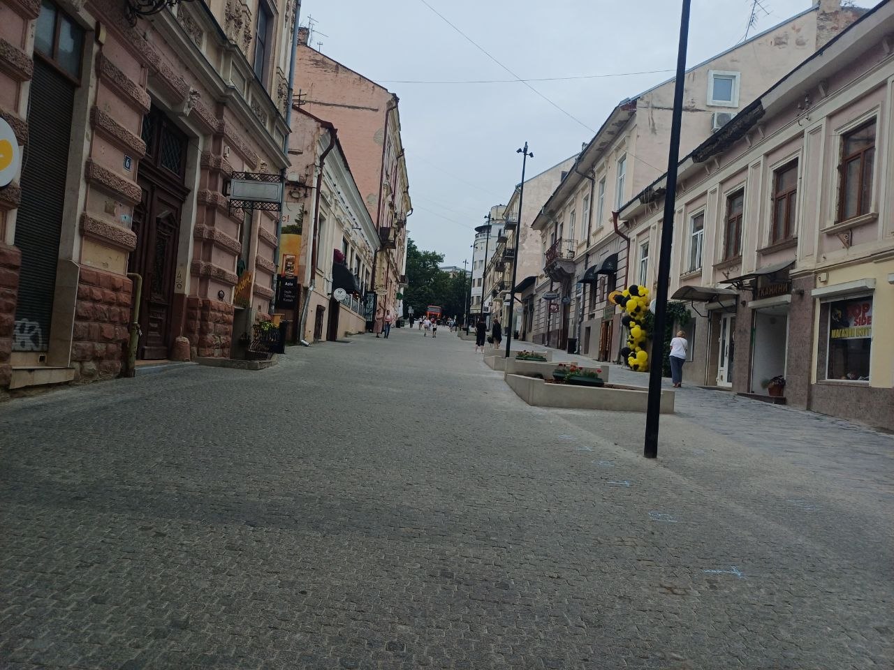 У Чернівцях майже завершили ремонт вулиці Заньковецької: вже уклали бруківку (фото)