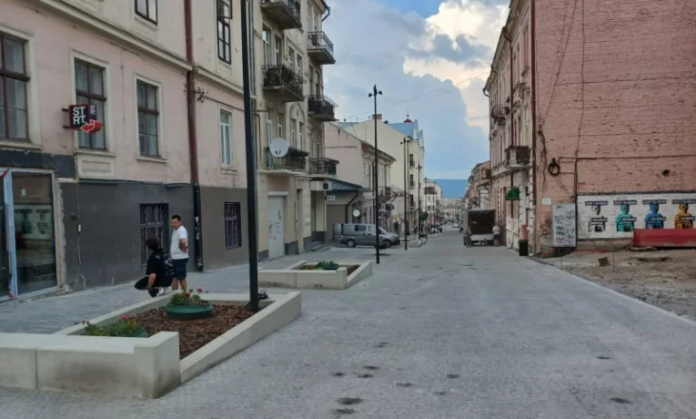 У Чернівцях завершили укладати бруківку на вулиці Заньковецької