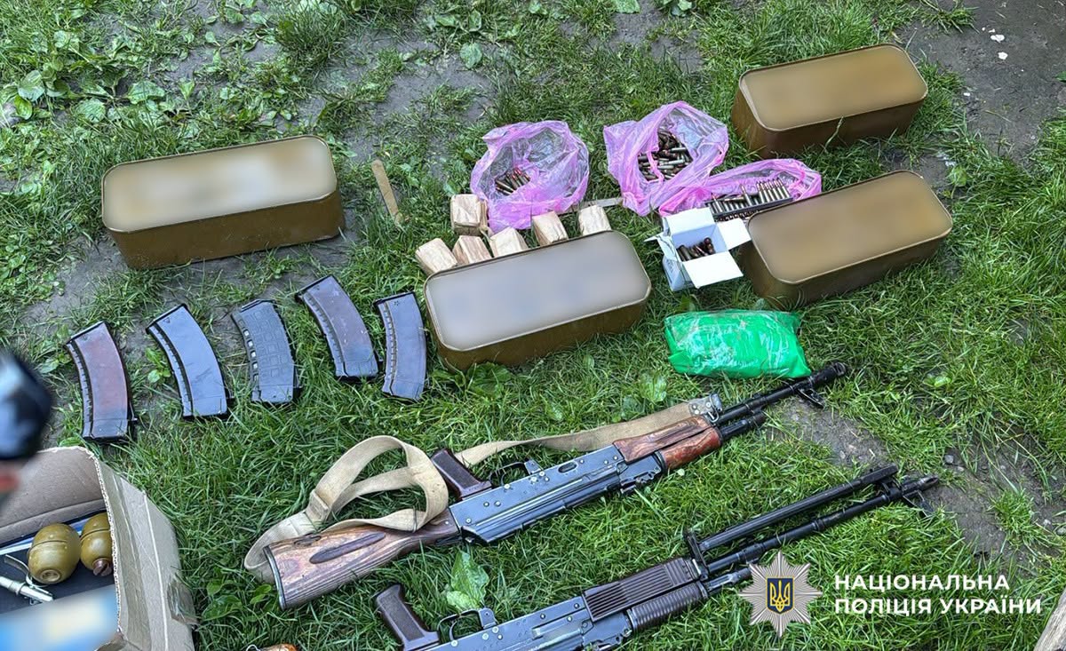 У Чернівцях судитимуть чоловіка, який зберігав автомат, кулемет, гранати та майже 5 тисяч набоїв