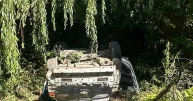 На Буковині легковик злетів у кювет: травмувалися троє молодих людей