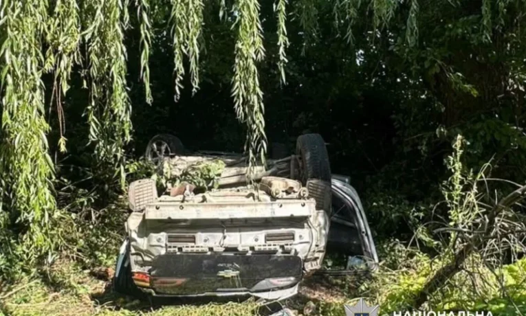 На Буковині легковик злетів у кювет: травмувалися троє молодих людей