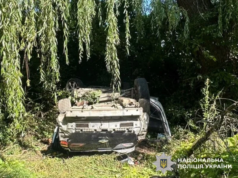 На Буковині легковик злетів у кювет: травмувалися троє молодих людей